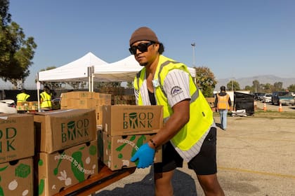 El Banco Regional de Alimentos de Los Ángeles opera en conjunto con diferentes distribuidores de comida en varias partes de la ciudad (Facebook/Los Angeles Regional Food Bank)