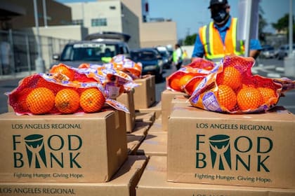 El banco regional de alimentos de Los Ángeles trabaja en conjunto con organizaciones para llevar comida a diferentes zonas de la ciudad (Instagram/@lafoodbank)
