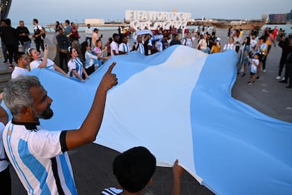 El banderazo organizado por los hinchas de Medio Oriente que decidieron apoyar a la selección argentina en el Mundial de Qatar
