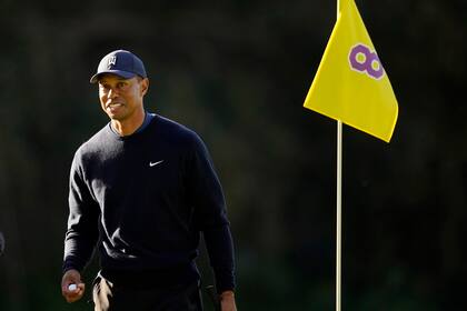 Tiger Woods y el banderín con el número 8 en conmemoración a Kobe Bryant.
