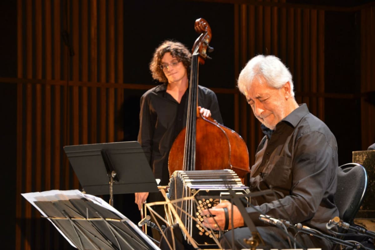 El bandoneonista argentino Juan José Mosalini jugó de local, ya que está radicado en Francia