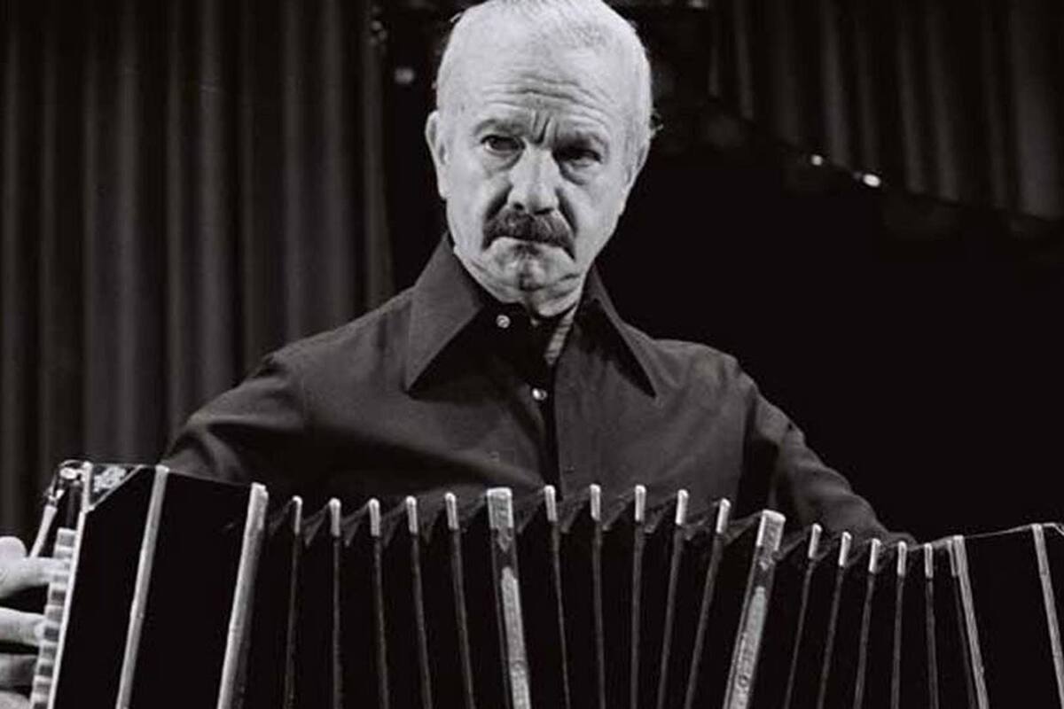 El bandoneonista y compositor Astor Piazzolla cumpliría 99 años.
