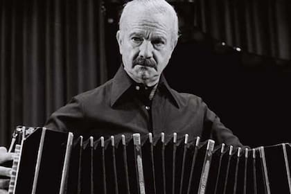 El bandoneonista y compositor Astor Piazzolla cumpliría 99 años.
