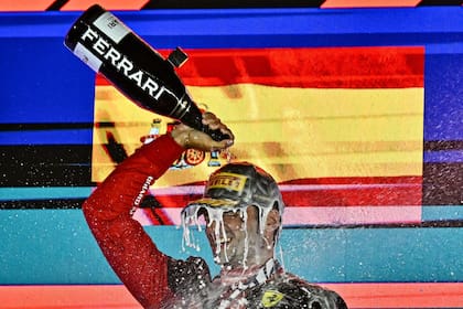 El baño con champagne Ferrari de Carlos Sainz Jr. en el circuito de Marina Bay, en Singapur; una tarea imperial del piloto español para ganar de punta a punta y desatar el festejo de la Scuderia