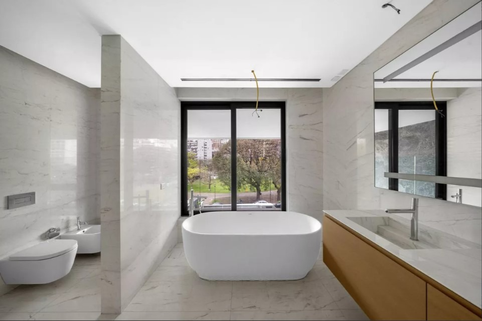 El baño con grandes ventanales permite la entrada de luz