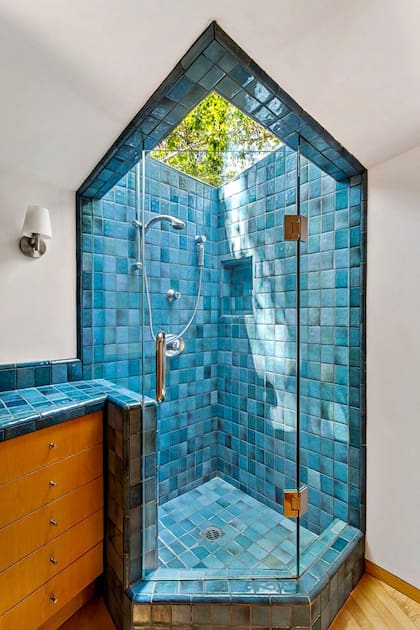 El baño conserva materiales originales y se ilumina con luz natural