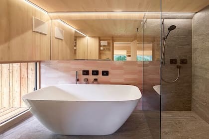 El baño cuenta con vista al exterior, aprovechando que se trata de un lugar bastante aislado por el que no suele pasar nadie cerca.