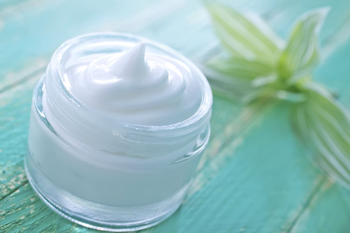 El baño de crema permite revertir el daño en el pelo