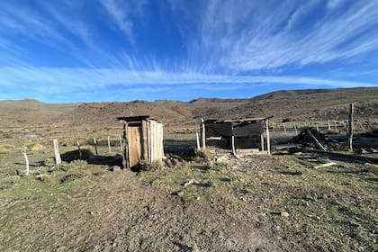 El baño de Fabio y su familia está afuera de la casa; con las temperaturas bajo cero o con nieve, se hace difícil llegar hasta ahí
