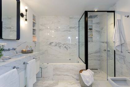 El baño de la suite está revestido de piso a techo en mármol Calacatta.