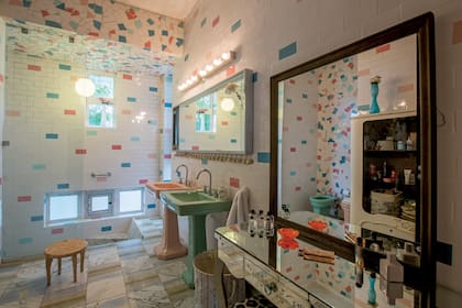 El baño de Paloma, con dos bachas para que se pueda preparar con amigas antes de salir a bailar.