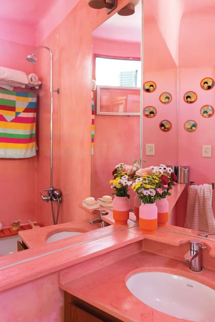 El baño es blanco de piso a techo. Un microcemento en este color logró unificar el tono.