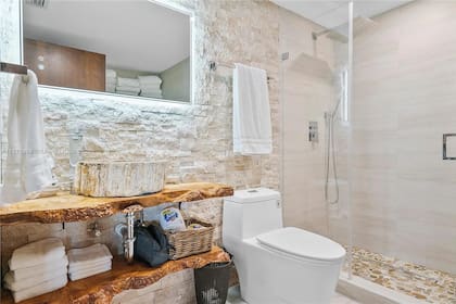 El baño es un espacio muy acogedor en esta casa