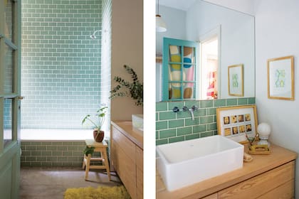 Ni vidrio esmerilado, ni antiguos visillos, un buen género con motivo contemporáneo refresca la antigua puerta del baño.