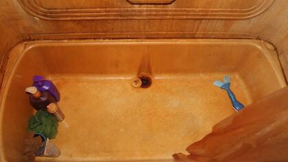 El baño manchado de agua contaminada, en una casa en las cercanías de una mina de carbón en Virginia Occidental.