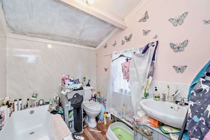 El baño no se escapa del caos, pero los usuarios en las redes sociales destacan que la bañadera está vacía, algo poco frecuente en los acumuladores