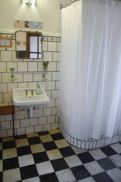 El baño principal de la casa conserva muchos elementos de la época
