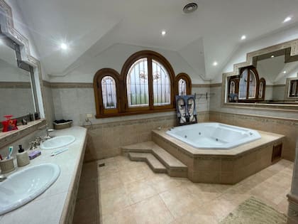 El baño principal de la casa tiene un hidromasaje