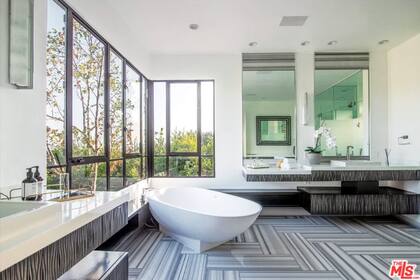 El baño principal es uno de los diez que tiene la casa.