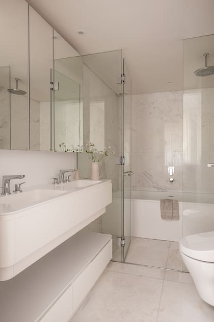 El baño quedó tal cual lo recibieron de obra. Florero (Ricardo Luza).