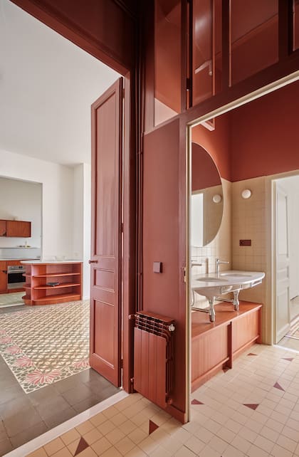 El baño se comunica con el vestidor que, a su vez, se comunica con el sector social en su doble circulación.