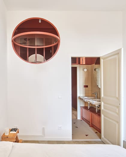 El baño se conecta con el dormitorio principal y con el vestidor.