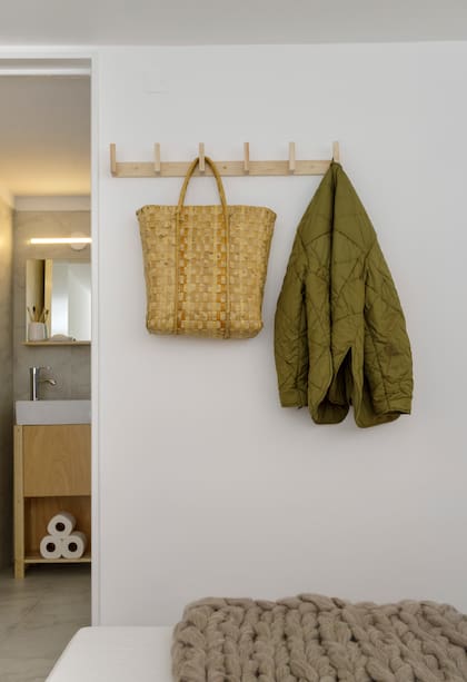 El baño se conservó casi intacto, salvo por el vanitory, renovado para acompañar la estética de la casa. Bacha y grifería (Piazza).
