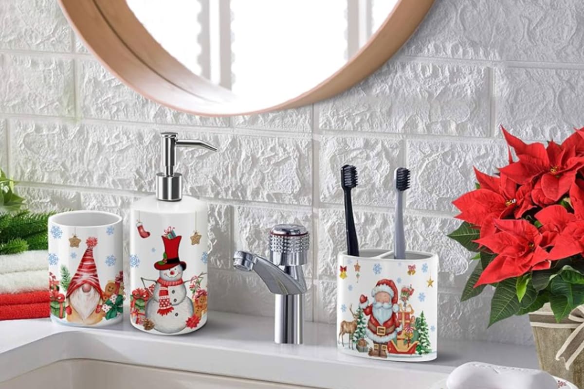 El baño se puede decorar para ser un ambiente lleno de espíritu navideño