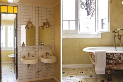El baño sigue la línea de elementos vintage, con las dos bachas y, del otro lado de la puerta de vidrio repartido, la bañadera con patas.