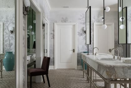 El baño también renovado como parte de la reforma, que incluye modernos acabados y un diseño más espacioso