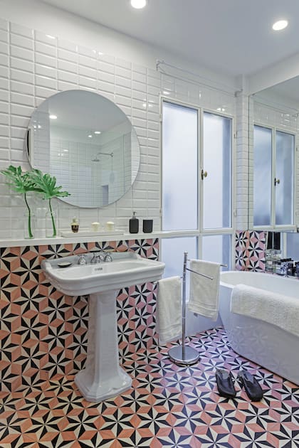 El baño tiene azulejos ‘Subway’ sin trabar, calcáreos de diseño geométrico (Arq. María Zunino), bacha vintage de loza y bañadera exenta.