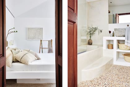 El baño tiene un mueble de obra con estantes abiertos, bacha de piedra y bañadera con una delicada terminación de revoque (Moredesign).