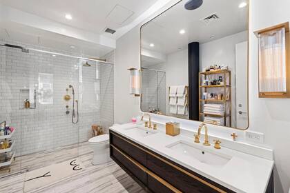El baño, uno de los espacios que está bajo "la lupa" al momento de elegir una casa.