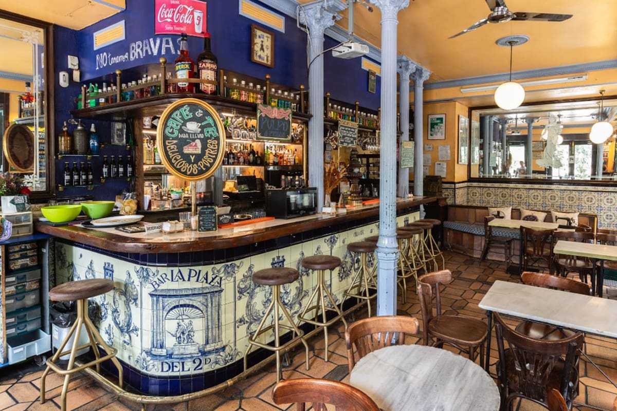 El bar 2D es un garito que es sobre todo una tasca, donde los músicos de la movida y su público paraban para comer unas tapas