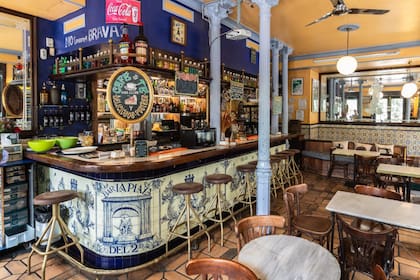 El bar 2D es un garito que es sobre todo una tasca, donde los músicos de la movida y su público paraban para comer unas tapas