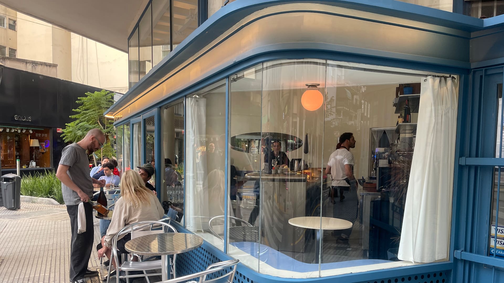 El bar Acuario promete que la icónica esquina de Retiro recupere su brillo