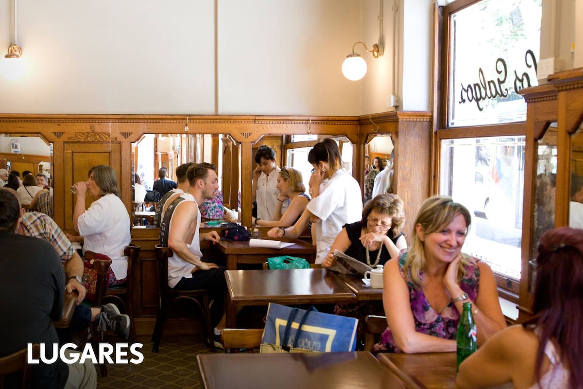 El bar conserva su aire y mobiliario original, aunque fue completamente remodelado a mediados del 2000