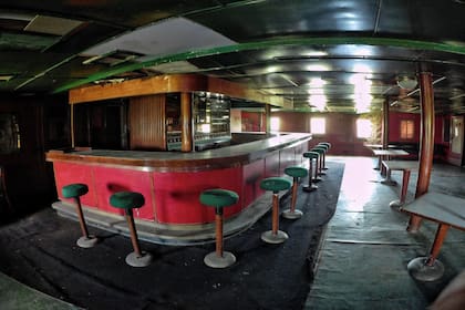 El bar del barco se mantiene casi intacto.