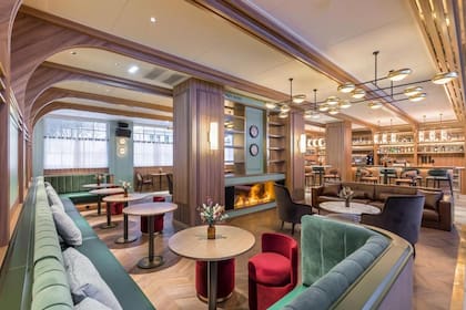 El bar del hotel, llamado La Biblioteca, propone una carta de cócteles en un ambiente que combina elegancia e historia