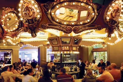 El bar del hotel Monteleone, en Nueva Orleans, con barra giratoria