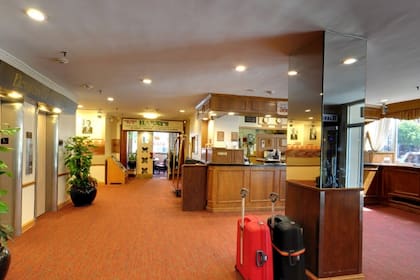 El bar del hotel ofrecía bebidas mucho menos costosas que el resto de los establecimientos de la zona.