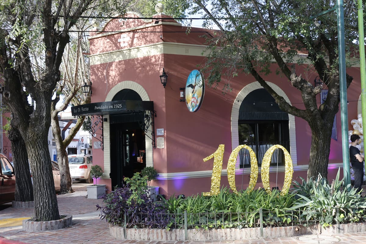 El Bar Di Yorio, en Cardales, con el número 100 años alusivo a su cumpleaños