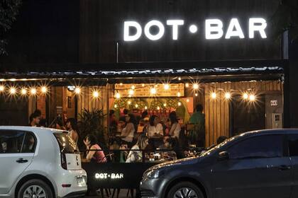 El Bar Dot, donde entregarán gratis 1000 cervezas a quienes presenten un certificado de vacunación