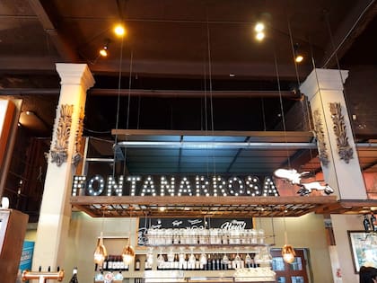 El bar El Cairo mantiene viva la presencia de Fontanarrosa en cada rincón, desde la barra hasta los detalles que recuerdan su obra