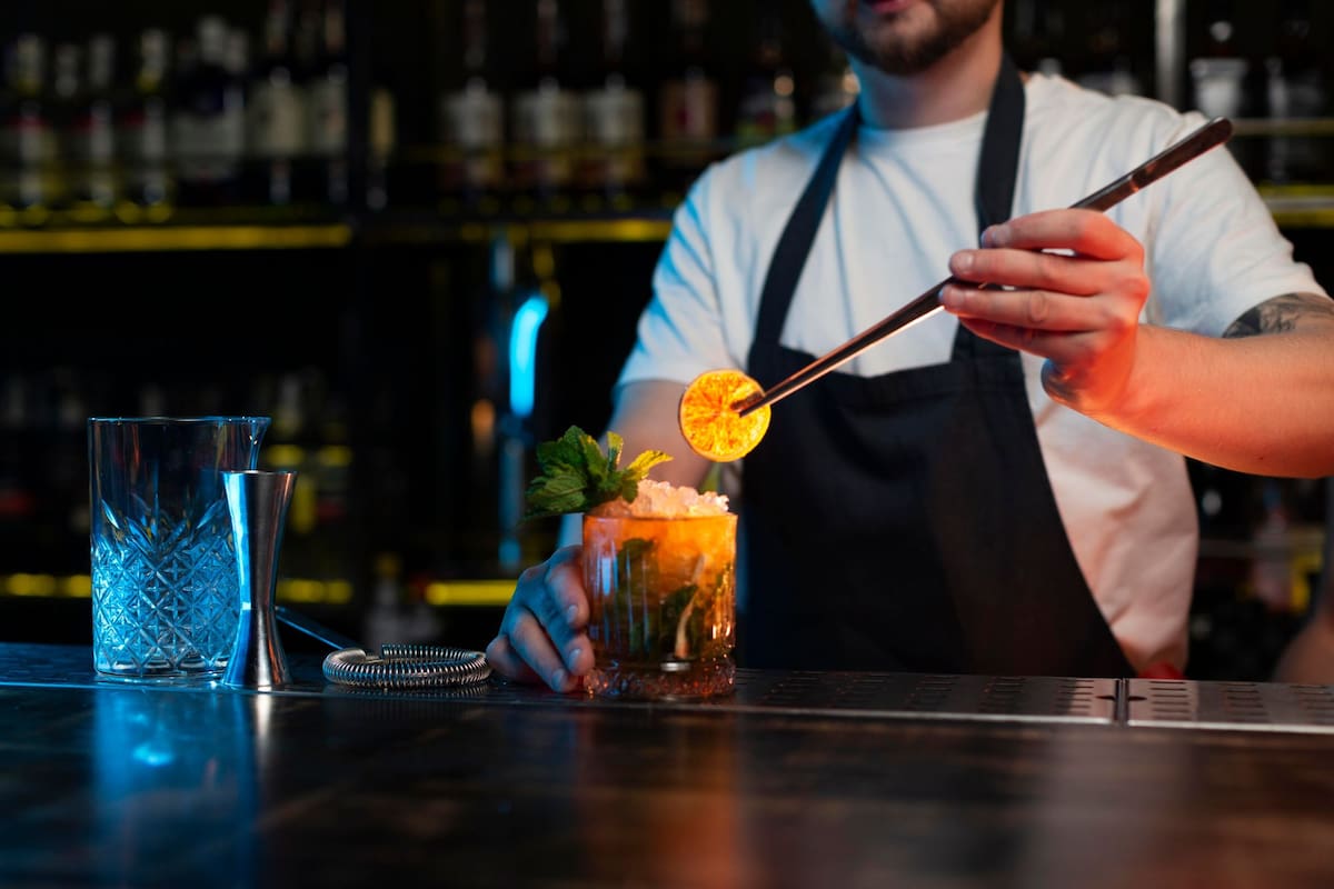 El bar es conocido por sus aperitivos artesanales ligeros y cócteles nocturnos