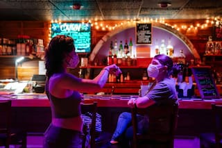 Una nota viral sobre un bar lésbico y una regla sanitaria desató una inesperada batalla política en EE.UU.