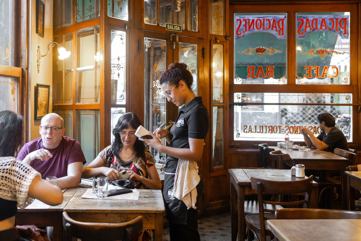 El bar nació en 1864 y mantiene parte de su mobiliario original