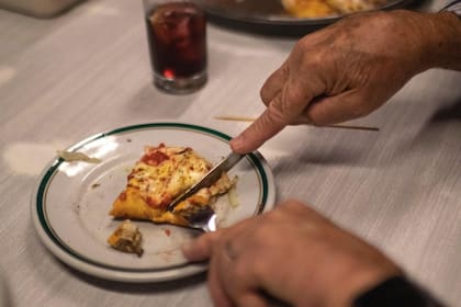 El bar notable del Abasto que cumplió 96 años y reinventó la pizza porteña: “Es la mezcla de influencias”
