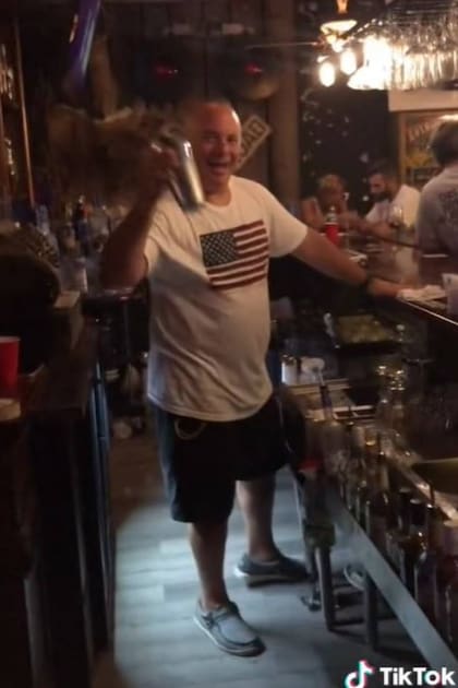 El bar oculto bajo la cocina de la casa de la tiktoker Theresa tenía hasta un barman