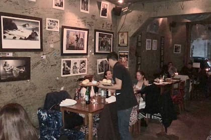 El bar peronista por dentro, en la noche de 24 de mayo